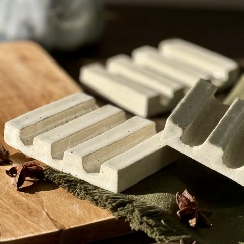 Détail du porte-savon en céramique artisanale ALIX en grès blanc