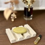 Porte-savon ALIX en céramique artisanale avec savon dans la salle de bain.