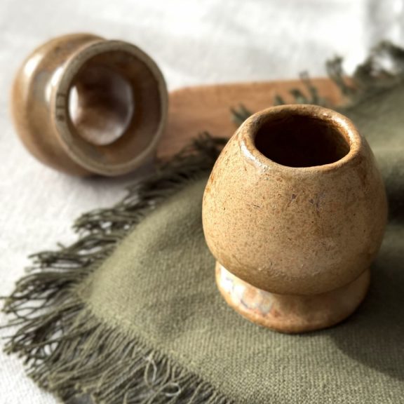 Support à fouet matcha Nori en grès blanc chamotté, deux supports en céramique artisanale dont un retourné montrant le dessous.