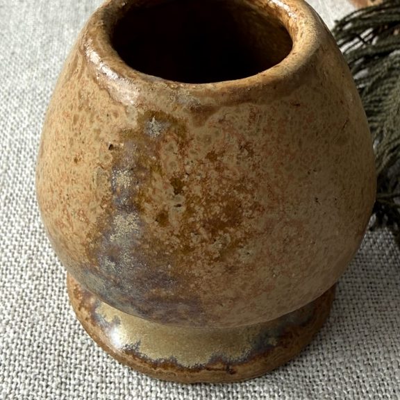 Détail du support à fouet matcha Nori en grès blanc chamotté avec émail beige à effet, texture de la céramique artisanale.