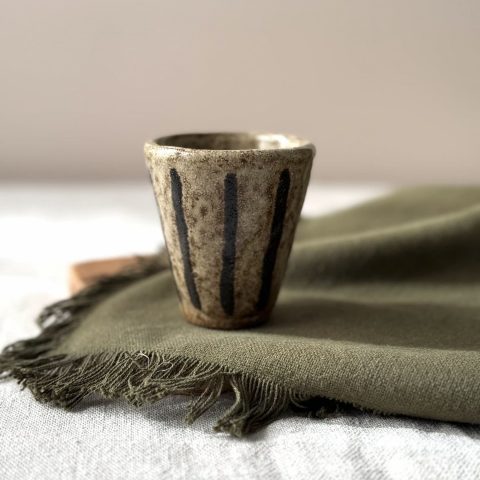 Tasse espresso NAIA en céramique artisanale en grès noir avec zébrures noires.