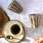 Tasses NAIA en céramique artisanale vues de dessus, dont une posée sur sa sous-tasse.