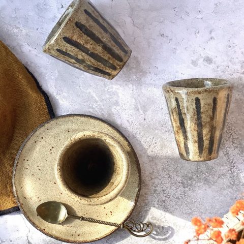 Tasses NAIA en céramique artisanale vues de dessus, dont une posée sur sa sous-tasse.