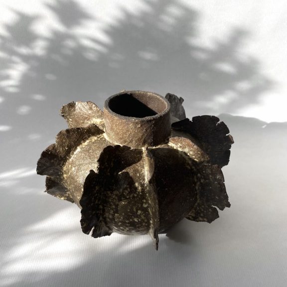 Vase Bakari en grès artisanal noir sur un fond blanc.