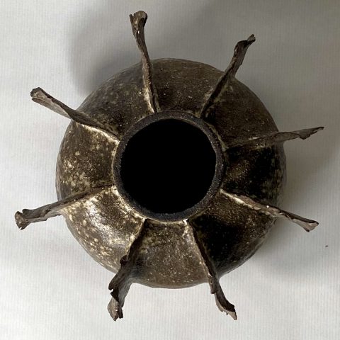 Vue du dessus du vase Bakari en terre noire.