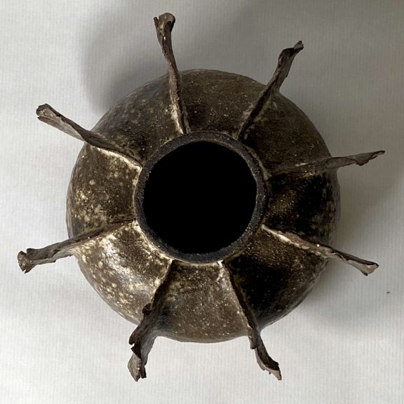 Vue du dessus du vase Bakari en terre noire.