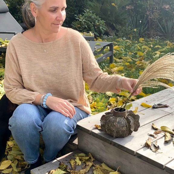 Vase Bakari en céramique artisanale en situation avec des fleurs séchées.