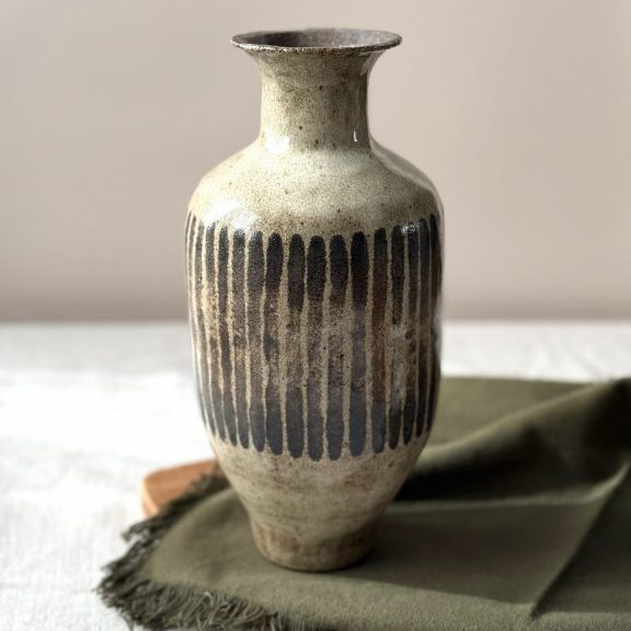 Vase Wamba en grès émaillé crème pyrité décoration artisanale.