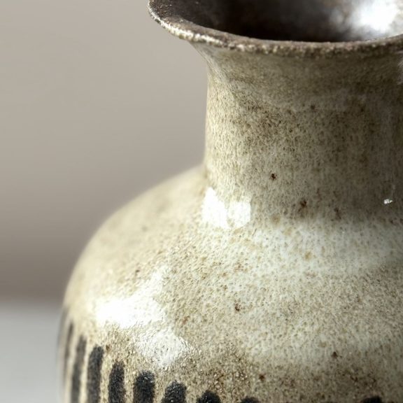 détail col vase Wamba texture grès émail crème pyrité