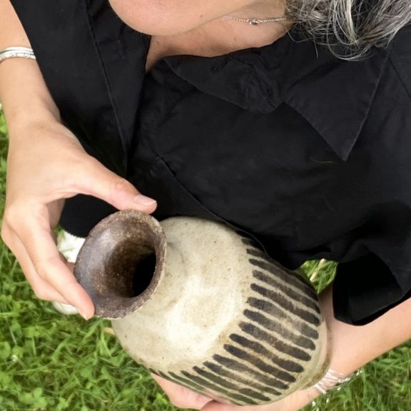 Lis céramiste tenant vase Wamba pièce unique