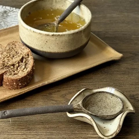 coupelle léa en céramique artisanale avec la cuillère bintou.