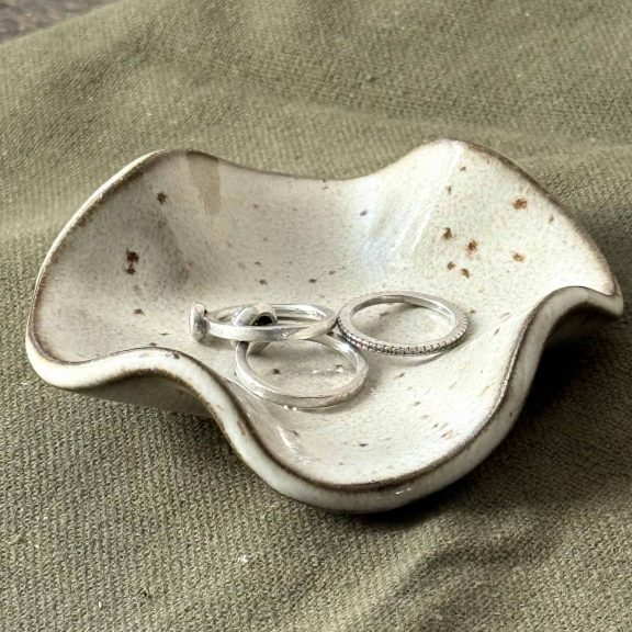 Coupelle Léa en céramique artisanale avec des bagues posées dessus.