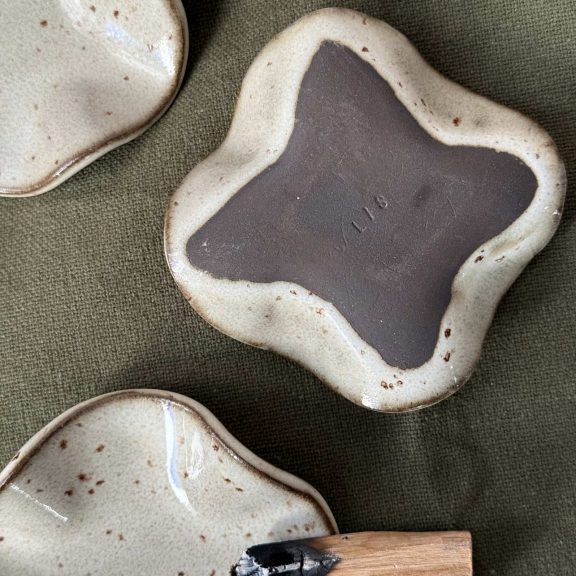 Vue du dessous de la coupelle Léa en grès noir fait main.