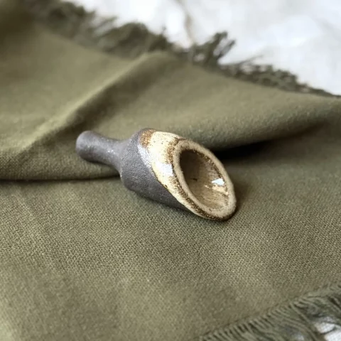 Cuillère à sel Luma en grès artisanal crème