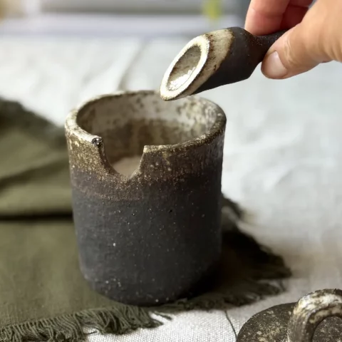 Cuillère à sel Luma en grès artisanal avec sel