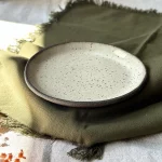 Petite assiette Farah en grès artisanal crème