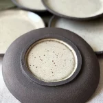 Dessous petite assiette Farah pied en grès noir chamotté émaillé