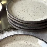 Assiette Farah en grès artisanal empilées ambiance table