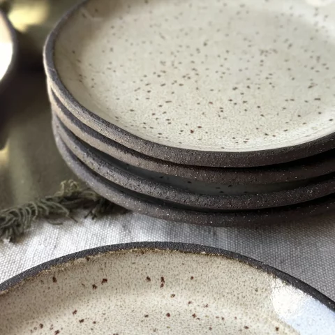 Assiette Farah en grès artisanal empilées ambiance table