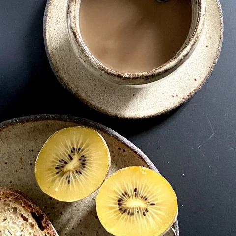 Assiette Farah en grès artisanal utilisée au petit déjeuner avec fruits et café