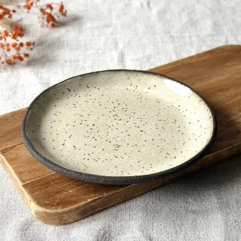 petite assiette Farah en grès noir crème