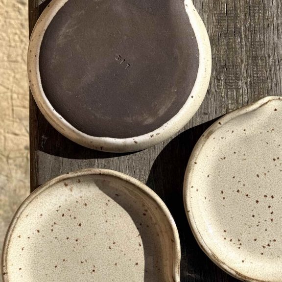 vue du dessous du repose cuillère Noam en céramique artisanale à côté de deux autres repose cuillère en grès noir.