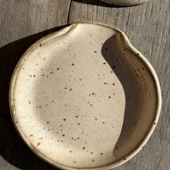 Détail du repose cuillère Noam en grès artisanal