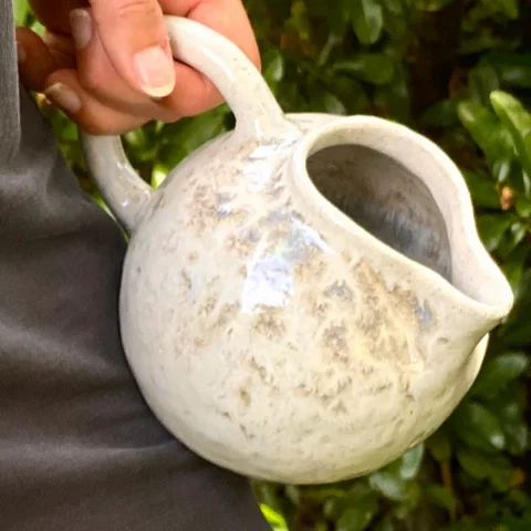 Saucière Cosmos en céramique artisanale tenue à la main, format et prise en main.