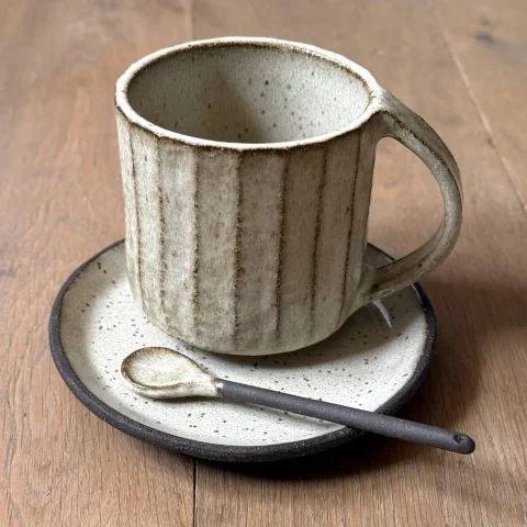Sous-tasse Asma en grès artisanal avec le mug Kaito crème et la cuillère Rosa.