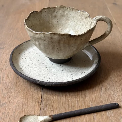 Sous-tasse Asma en grès noir avec la tasse Aster et la cuillère Rosa en céramique artisanale.