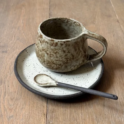 Sous-tasse Asma avec le mug Coumba en céramique artisanale et la cuillère Rosa en grès.