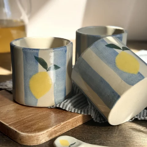 Trois tasse citron en céramique artisanale sur une table