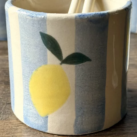 Détail du citron de la tasse en grès artisanal