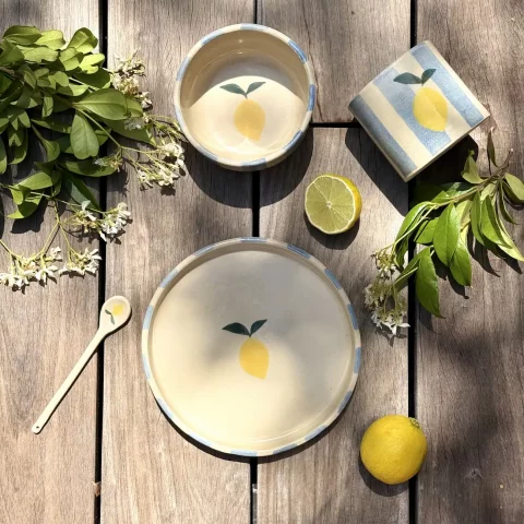 Assiette Elia citron en grès artisanal, tasse citron, cuillère et bol Demba citron vue de dessus