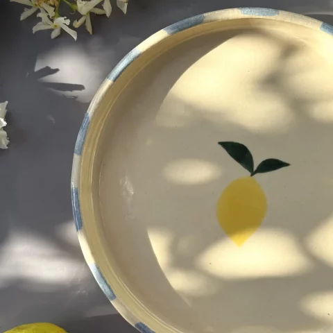 Détail de l'assiette Elia citron vue de dessus