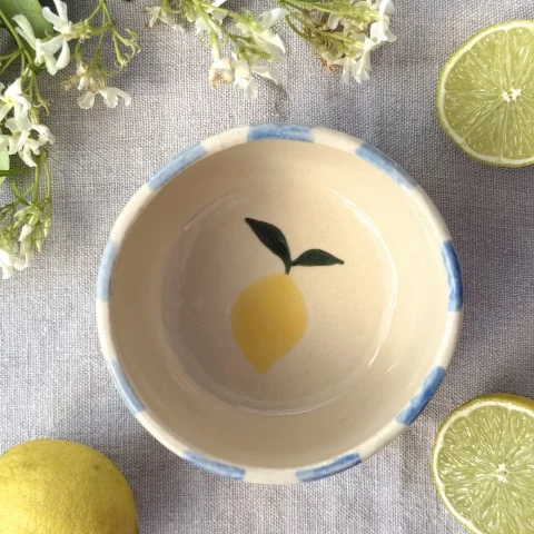 Bol Demba en grès avec citron peint à la main vu de dessus.