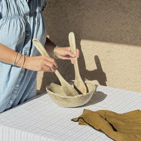 Saladier ALIA utilisé pour servir une salade dans un saladier en céramique artisanale