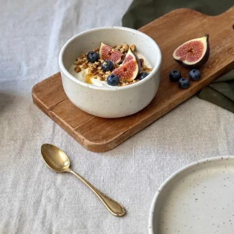 Bol Demba en grès blanc pyrité avec du yaourt et des figues.