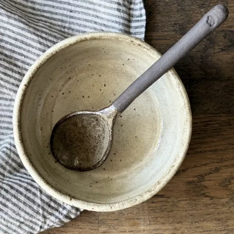 Bol demba vu de dessus avec la cuillère bintou en céramique artisanale