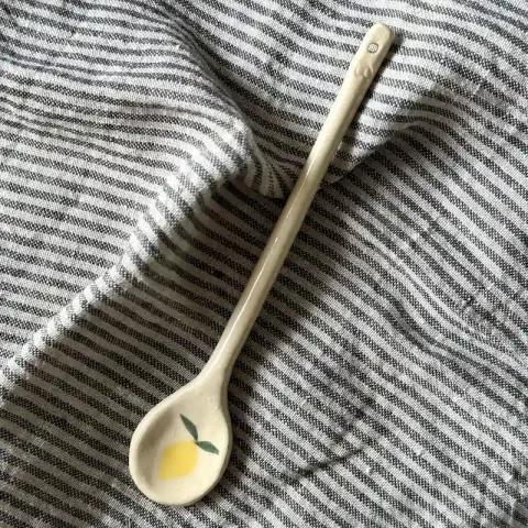 cuillère Rosa citron en céramique artisanale vue de dessus