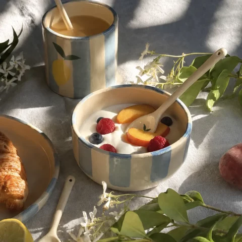 Cuillère Rosa citron faite main en grès artisanal dans le bol Demba citron avec du yaourt et des fruits