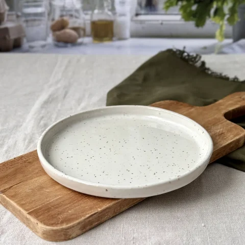 Petite assiette ELIA blanc pyrité en grès artisanal.