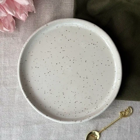 Petite assiette Elia en grès blanc pyrité vue du dessus