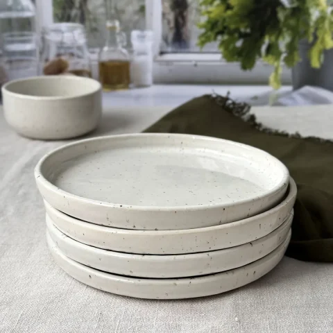 Quatre petites assiettes Elia en grès blanc pyrité empilées