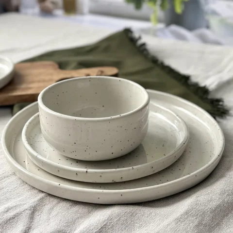 Grande et petite assiettes Elia empilées avec le bol Demba blanc pyrité
