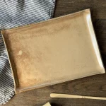 Plat nora en grès artisanal vu de dessus