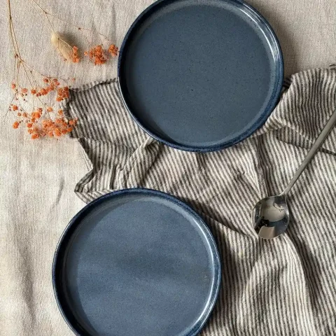 Dessus de deux assiettes ELIA en grès bleu profond