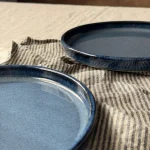 Détail de l'émail bleu profond de l'assiette ELIA en grès