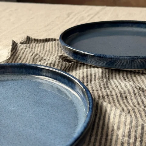 Détail de l'émail bleu profond de l'assiette ELIA en grès