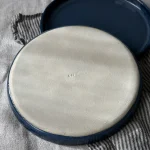Dessous de l'assiette ELIA en grès bleu profond avec la signature Lis Céramique.